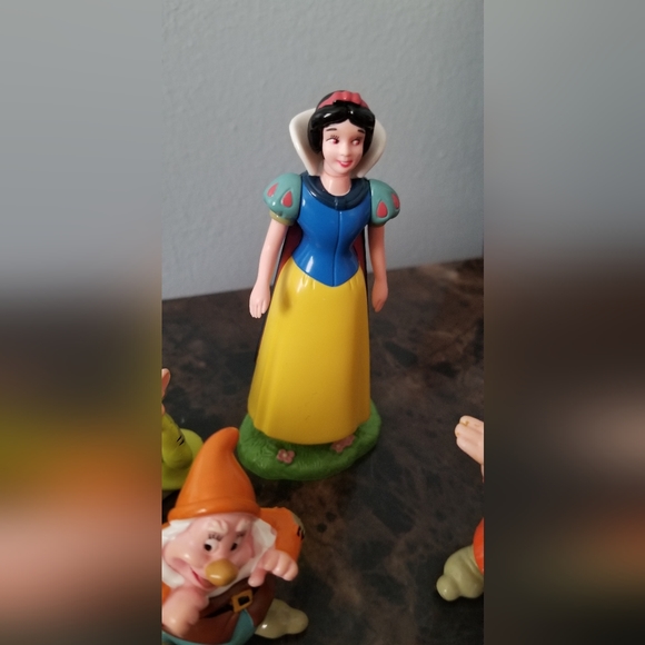 Snow White and The Seven Dwarfs - Picture 2 of 8